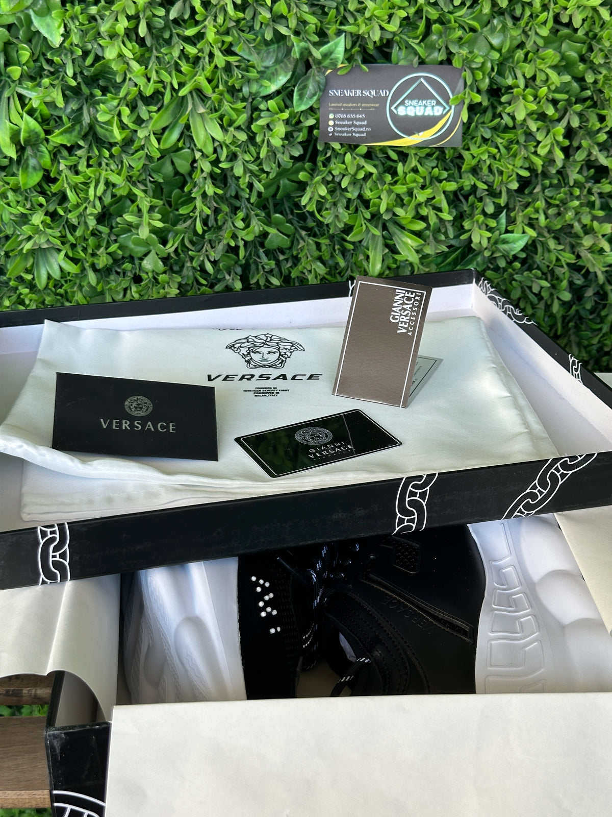 VERSACE Chain Reaction Black & White