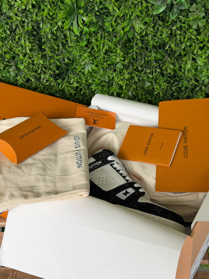 LV Louis Vuitton Trainer Black & White