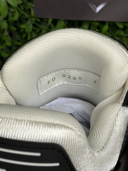 LV Louis Vuitton Trainer Black & White