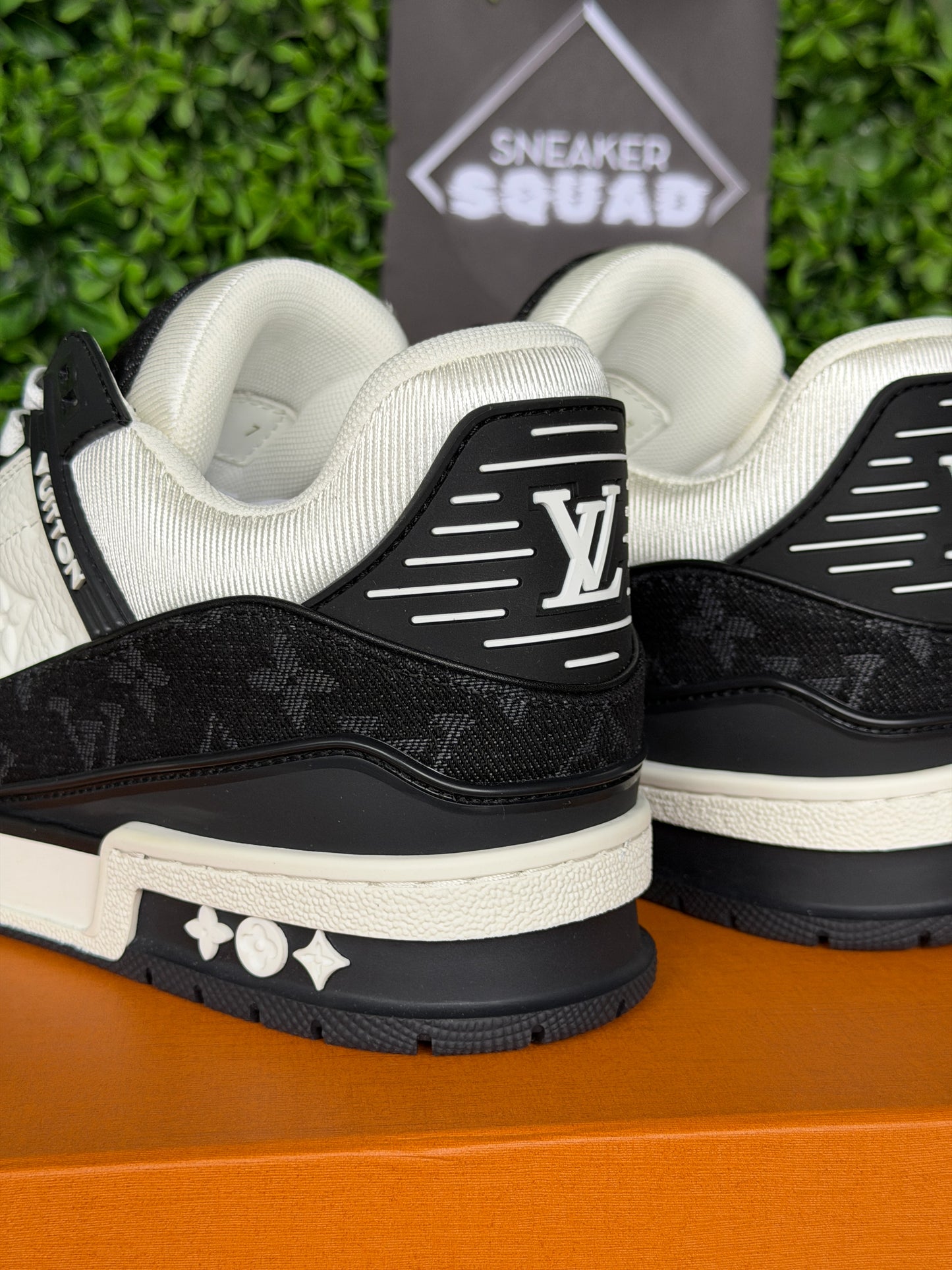 LV Louis Vuitton Trainer Black & White