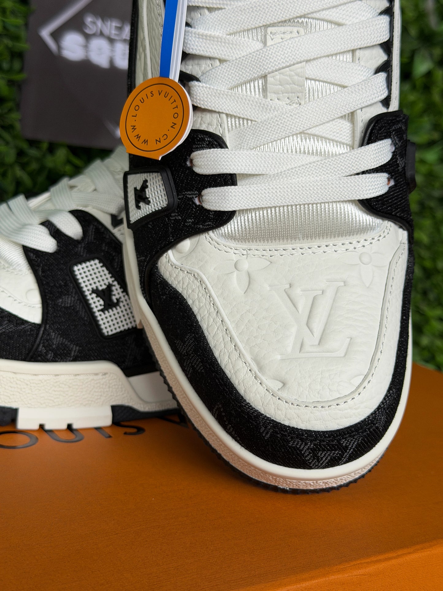 LV Louis Vuitton Trainer Black & White