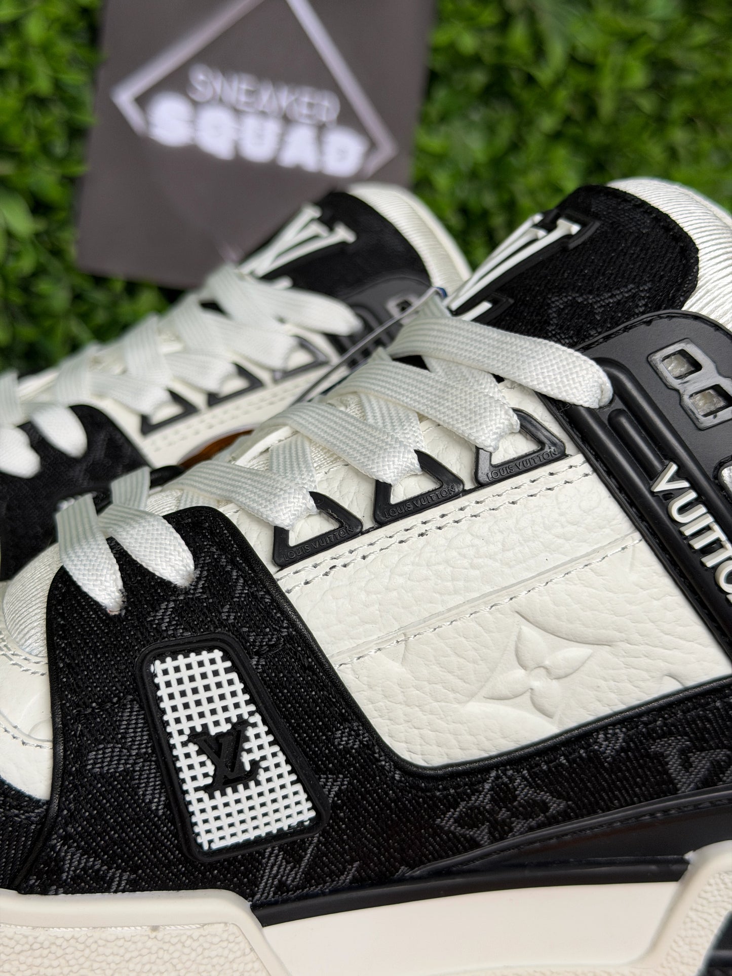 LV Louis Vuitton Trainer Black & White