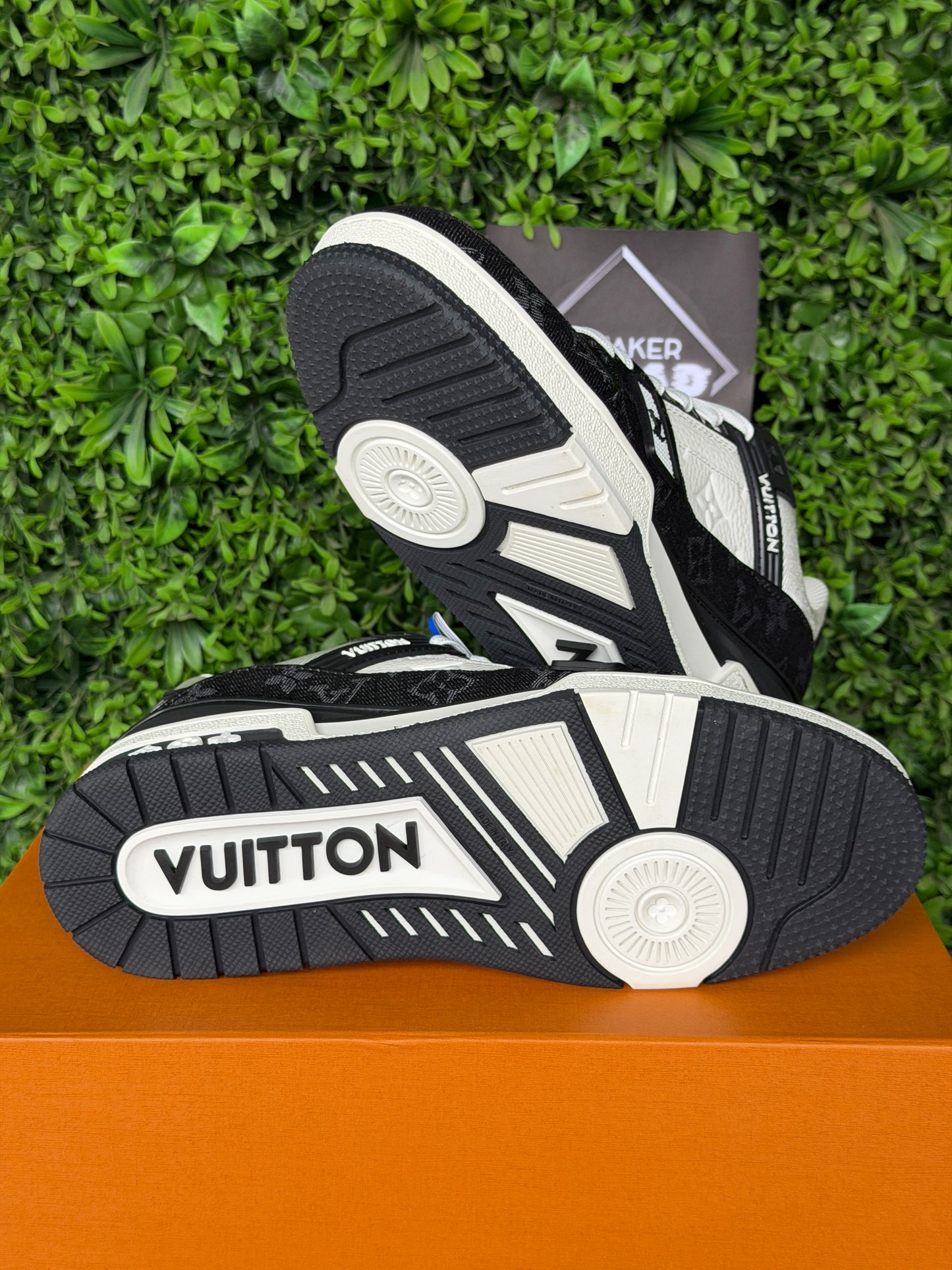 LV Louis Vuitton Trainer Black & White